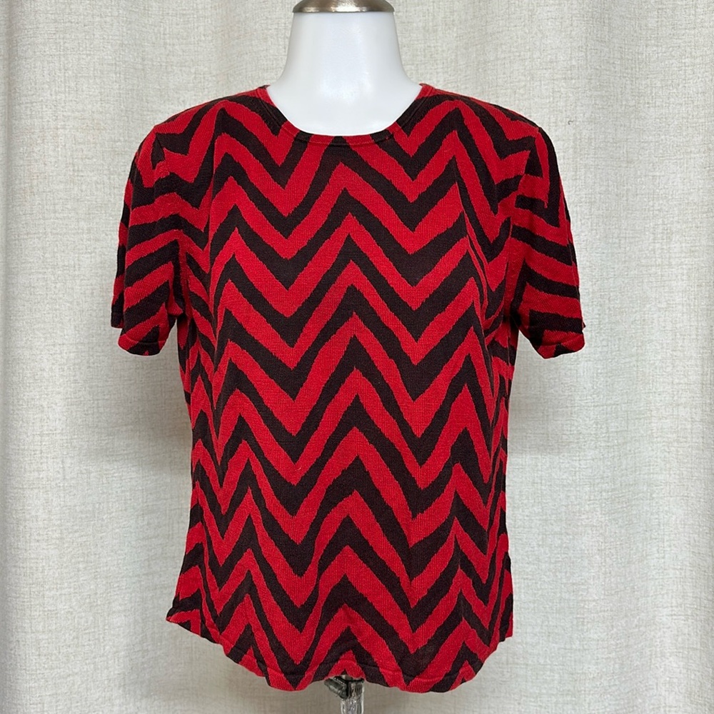 * SALE AUGUST SILK red black chevron knit short sleeve pullover top shirt blouse
